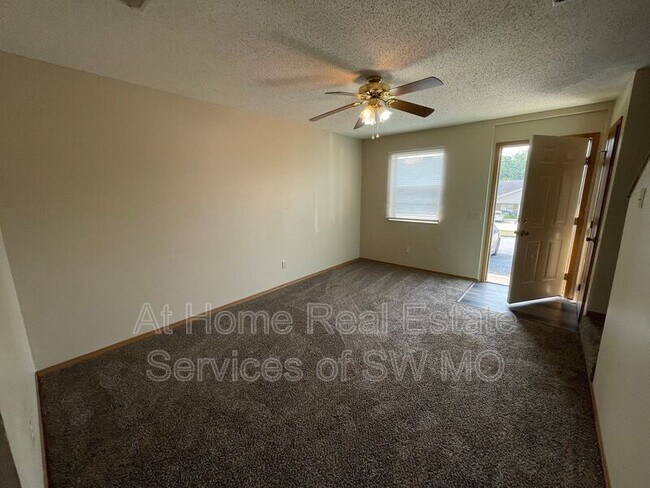 Foto del edificio - 1157 W Hall St