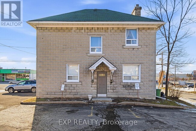 Building Photo - 1663 Bank St