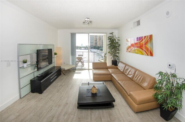 Foto del edificio - 17150 N Bay Rd