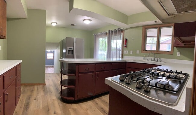 Foto del edificio - NOW Leasing!