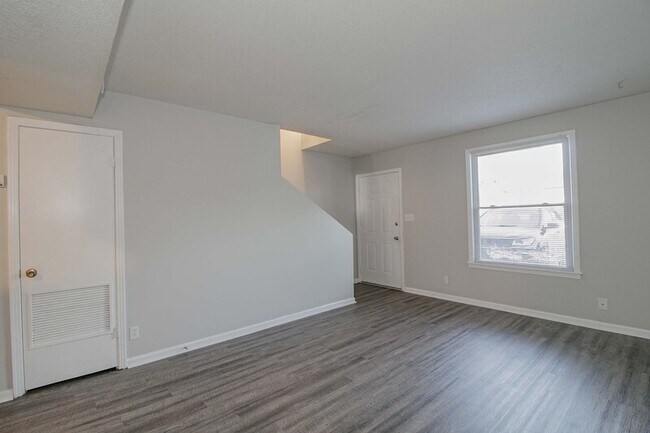 Building Photo - 809-B Golfview Place