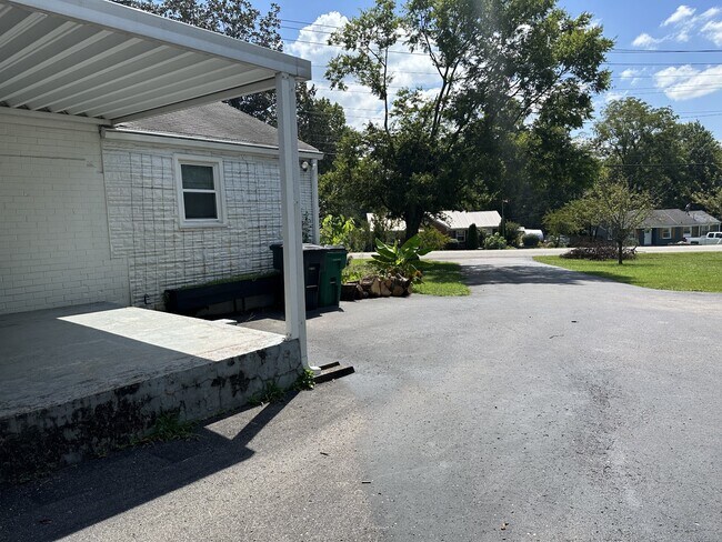 Building Photo - 607 Broadmoor Dr
