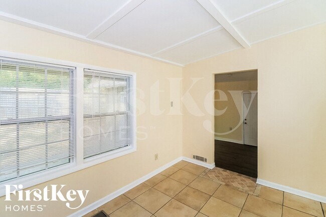 Foto del edificio - 2450 Rolling View Dr