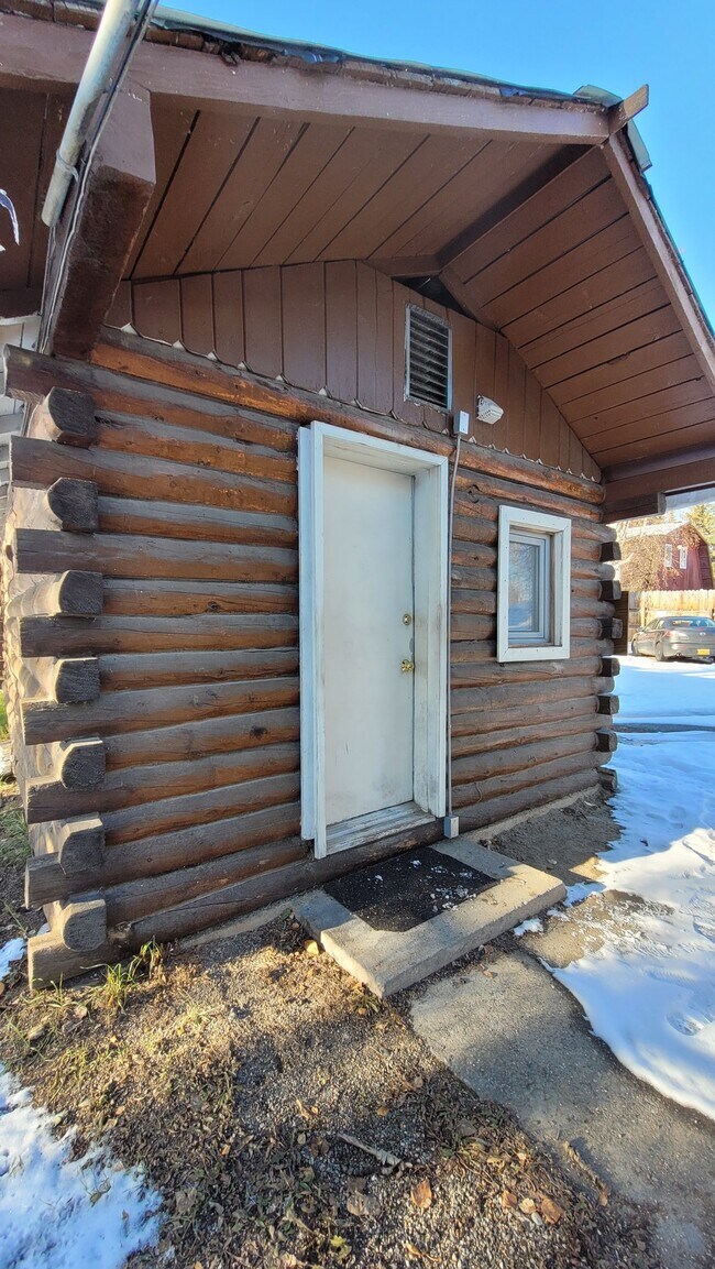 Building Photo - 1128 Hess Ave