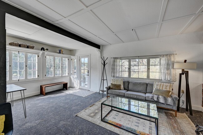 Foto del edificio - 28134 Kinnikinick Rd