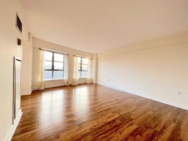 Building Photo - 931 Massachusetts Ave