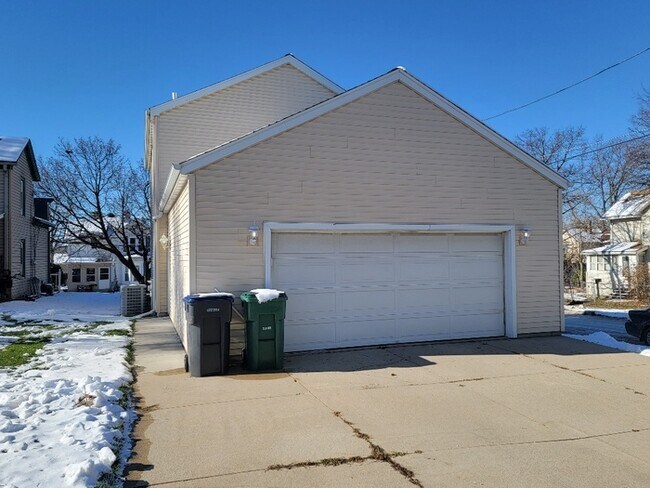 Building Photo - 4 bed, 2.5 bath home