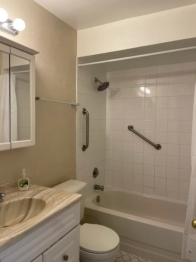 Foto del edificio - 9437 Bay Colony Dr