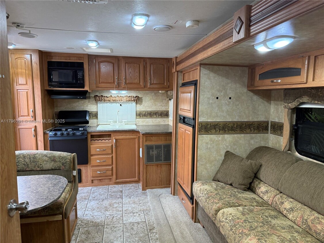 Foto principal - 706 W 40th Pl