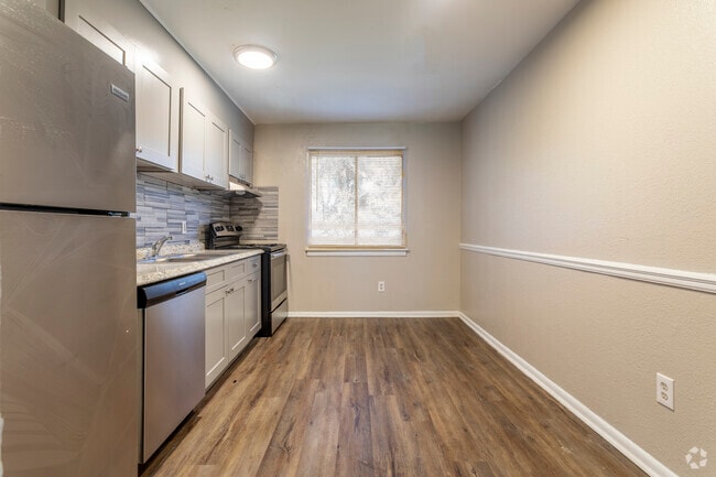 2BR, 1BA - 925 SF - Waldorf Creek Apartments