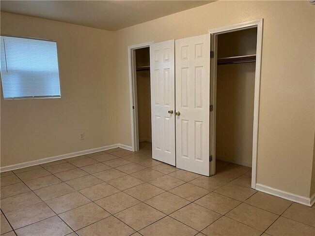 Building Photo - 4734 Shalimar Dr