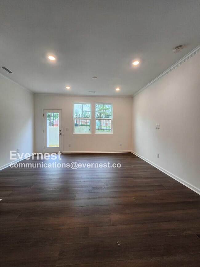 Foto del edificio - 1540 Crescent Townes Wy