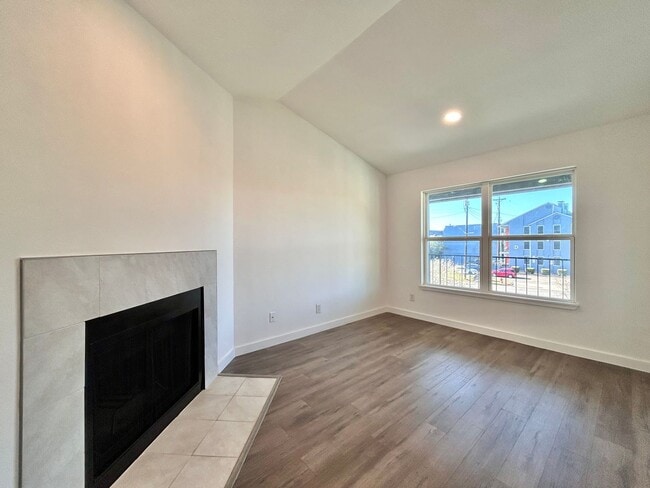 Building Photo - Move-In Ready 2BR, 2BA with Fireplace, Balcony & Laundry Room