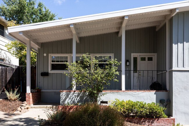 Foto del edificio - Updated home with spacious yard