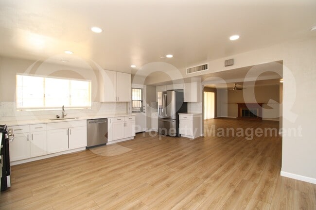 Building Photo - 1007 W Northview Ave