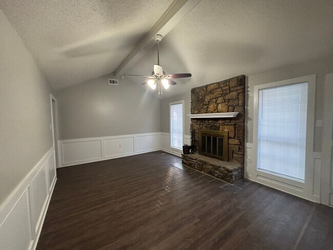 Foto del edificio - 6333 Green Grove Dr