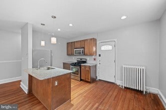 Building Photo - 838 W Lancaster Ave