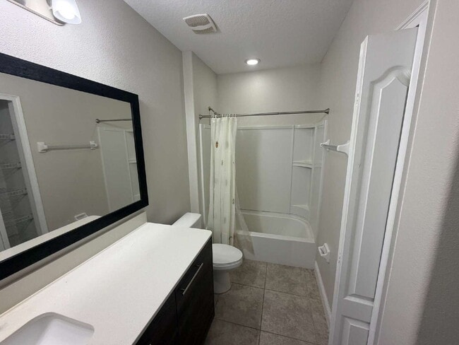 Foto del edificio - Charming 2-Bed Townhouse with Granite Eleg...