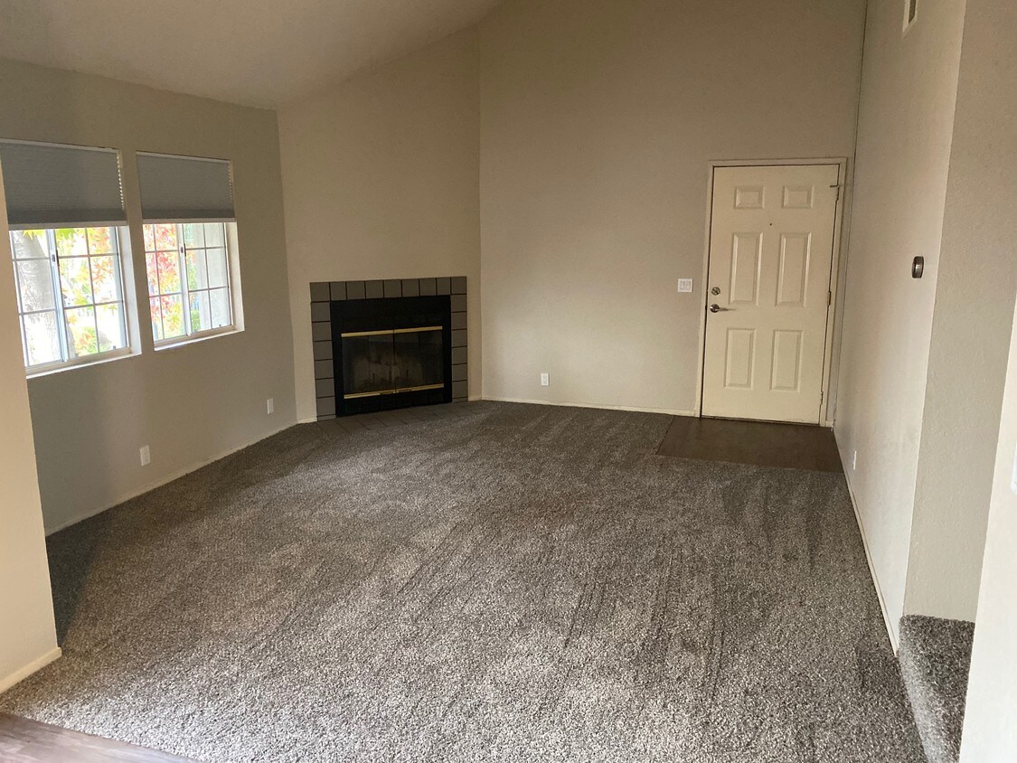 Living Room - 1033 Southwood Dr
