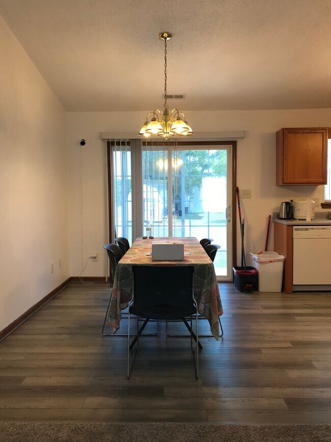 Building Photo - Well Maintained 3 bedroom 2 bathroom Richl...
