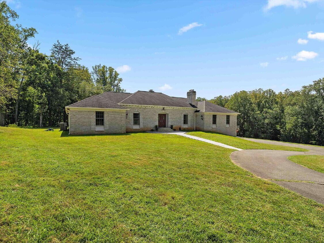 Foto principal - Stunning Oakton Retreat on a Sprawling 5-A...