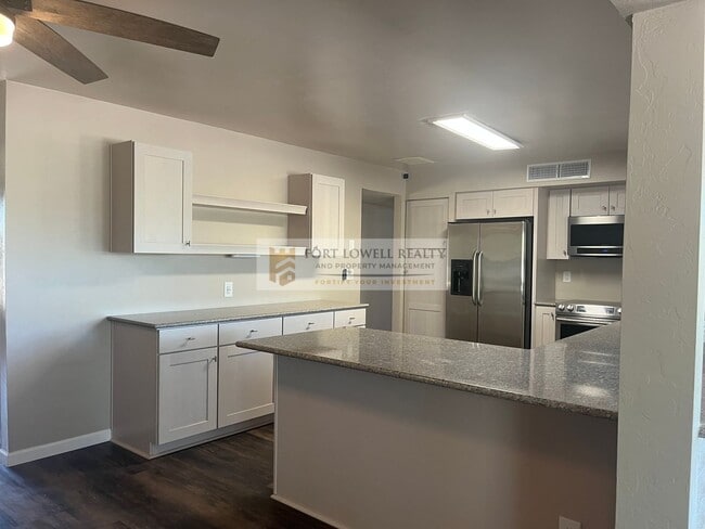 Foto del edificio - Beautiful 3 bedroom 2 bathroom with washer...