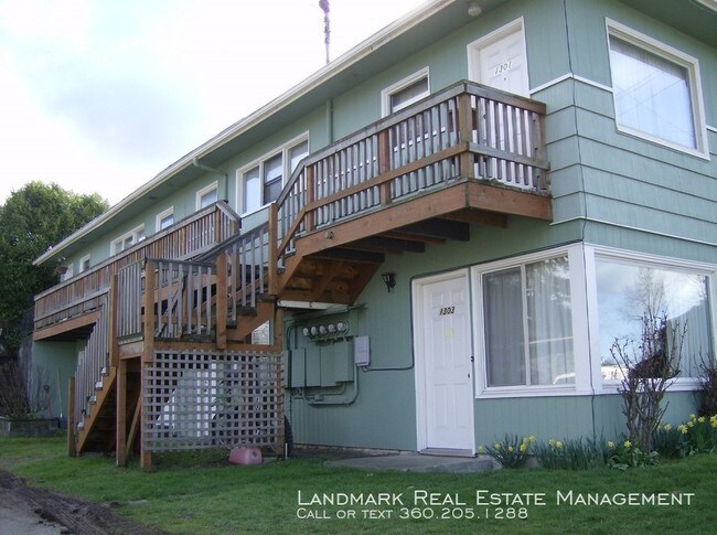 Building Photo - 1305 Lakeway Dr