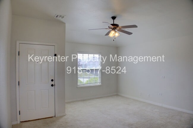 Building Photo - PRICE DECREASE! MOVE IN READY! Gorgeous 3 bed/2 bath!