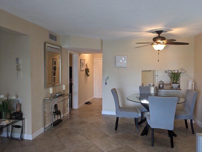 Building Photo - 2615 Garden Dr S