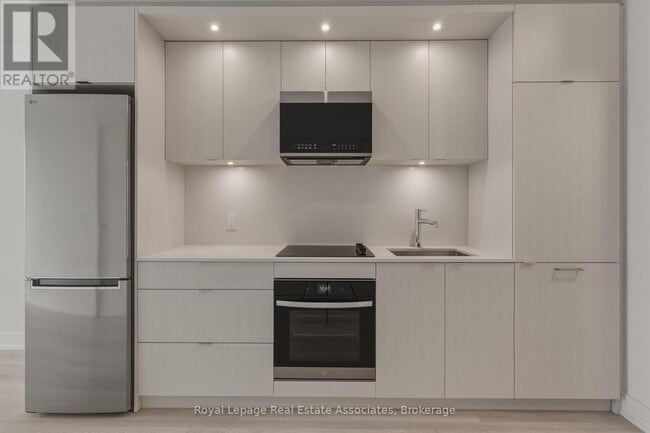 Photo du bâtiment - 60 Central Park Roadway