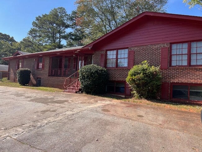 Building Photo - Brick Ranch Perfect for Your Live-Work Lif...