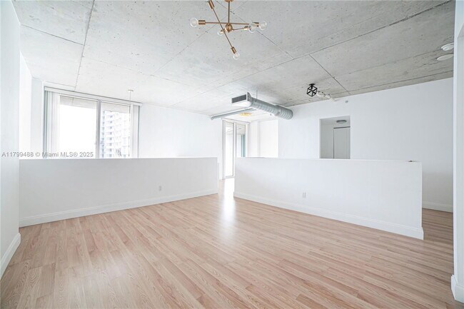 Foto del edificio - 690 SW 1st Ct