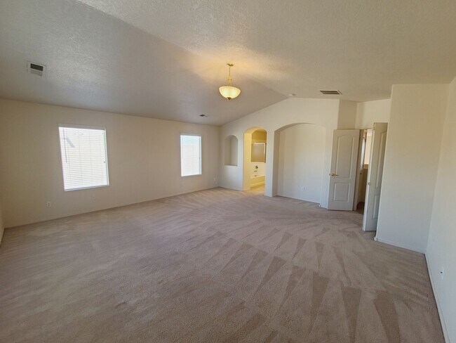 Building Photo - Spacious 3 bed 2.5 bath home in Huning Ranch!