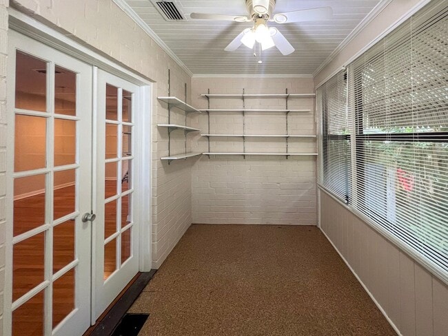 Building Photo - 2/2 House Walking Distance to Campus - Available Fall 2026!