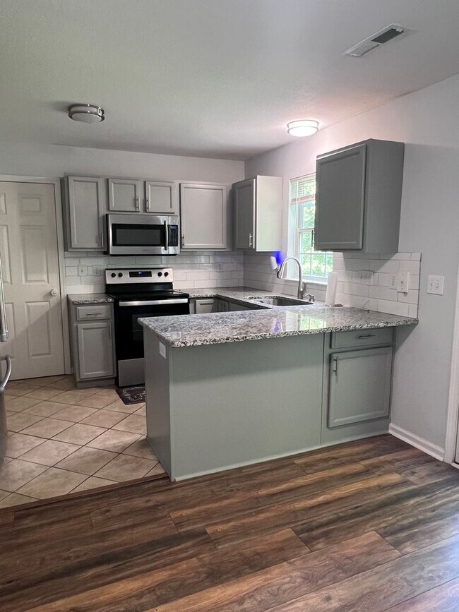 Foto del edificio - Stafford Crossing Condo, End unit with gar...