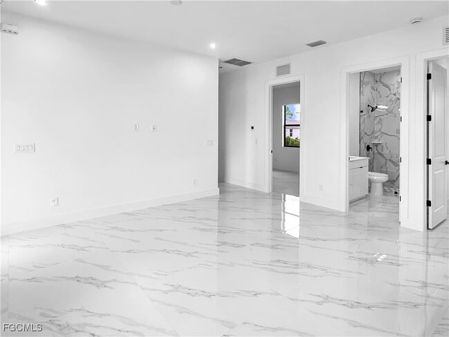 Building Photo - 916 Sara Ave N