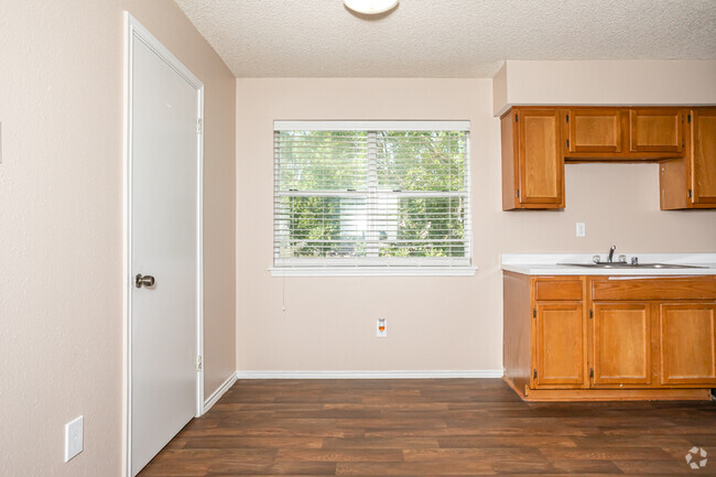 1BR, 1BA - 700SF - Oakhurst Apartments