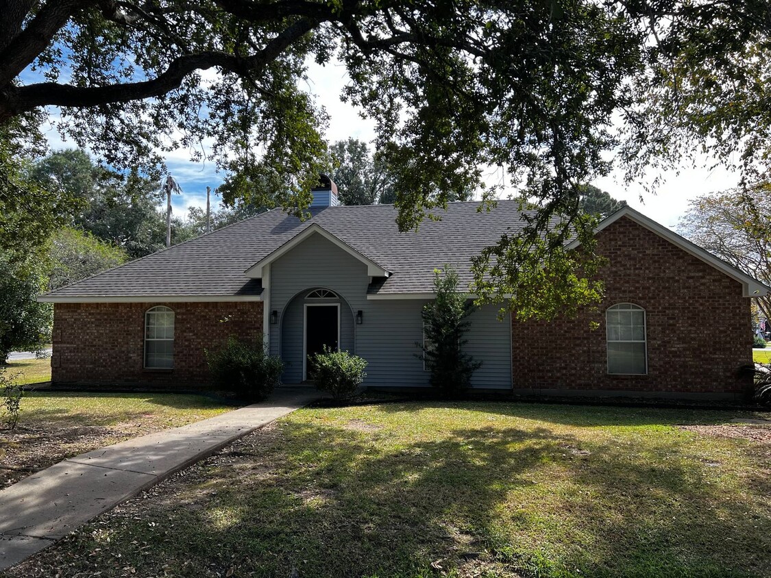 Primary Photo - 3 Bedroom, 2 Bathroom, Two car garage, Bri...