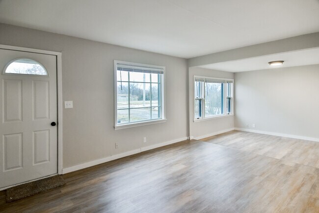 Entrada principal, ¡mucha luz! - 208 Harlem Rd