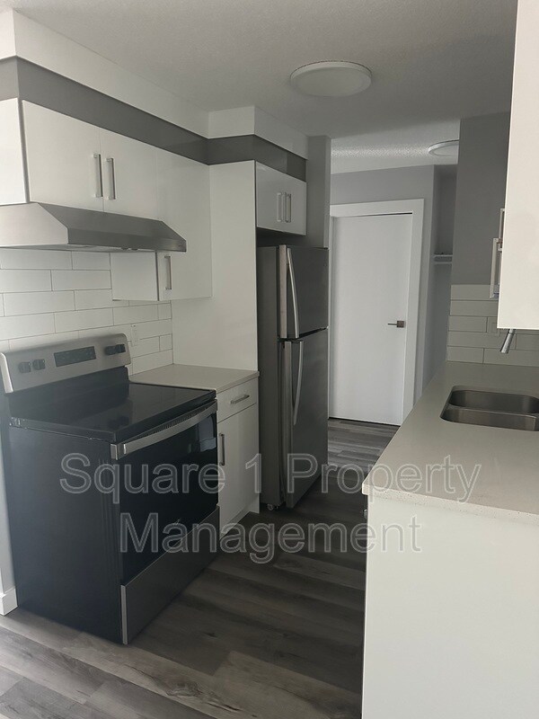 Photo du bâtiment - 9864-9884 84 Ave NW
