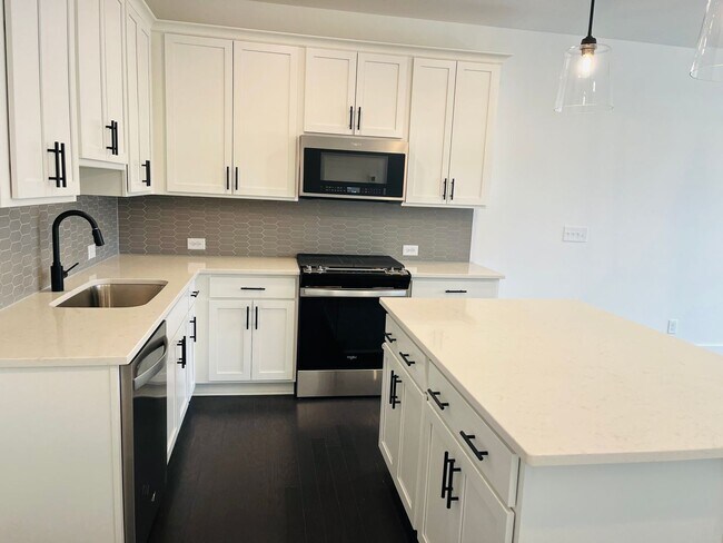Foto del edificio - LIKE NEW IN PARK VUE! Townhome located across from Westside Park in Atlanta! MUST SEE!