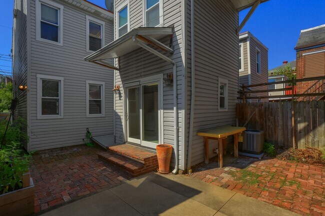Building Photo - Modern 2-Bedroom, 3-Bath Home with Elegant...