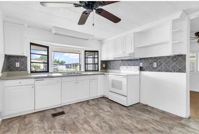Building Photo - 7099 SE Bluebird Cir
