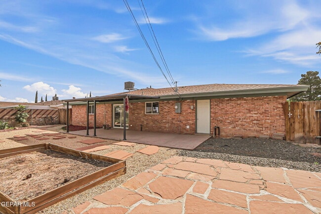 Building Photo - 3020 Wedgewood Dr