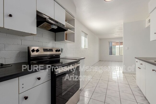 Building Photo - 664 S Mesa Dr