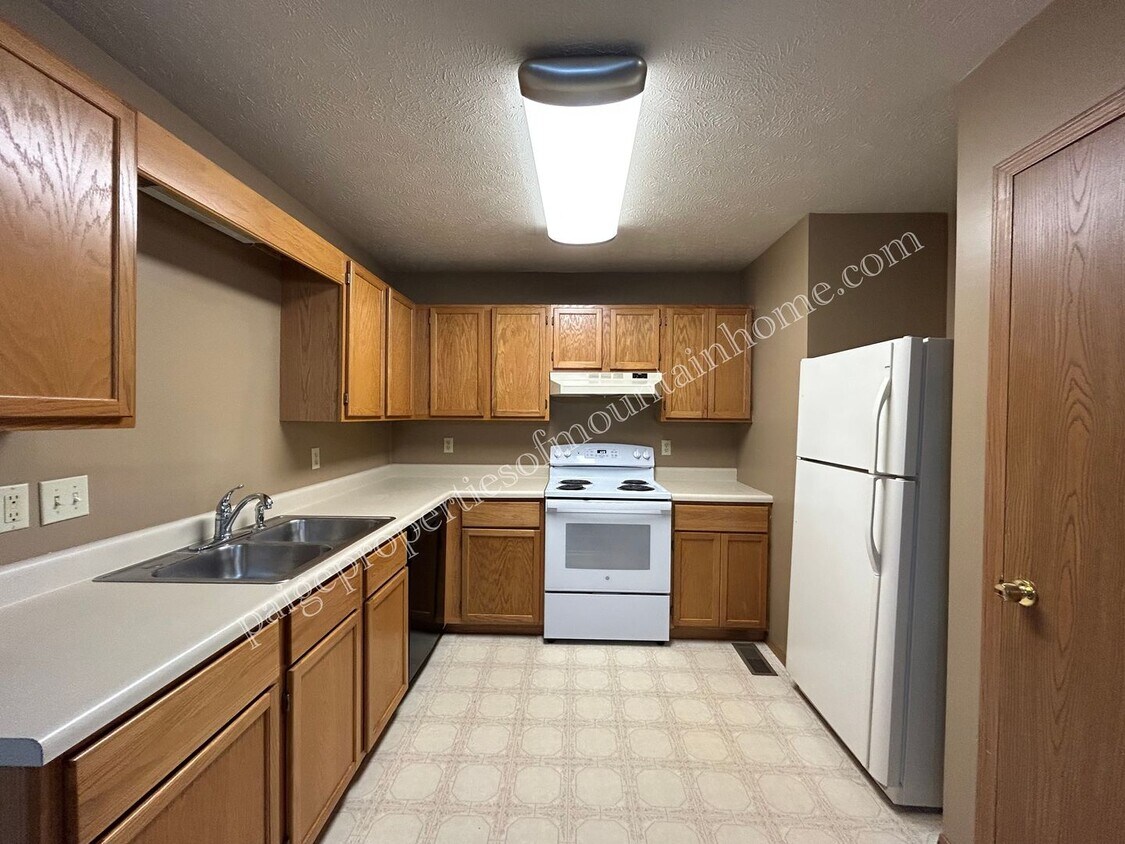 Primary Photo - 1320 Meadowbrook Dr