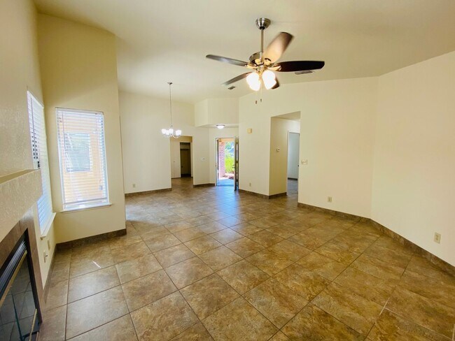 Building Photo - Cute Corner Home!