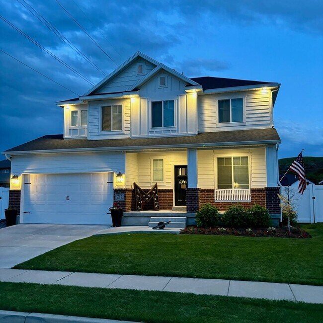 Foto del edificio - Spacious 4 Bed, 2.5 Bath Home with Central Air & 2-Car Garage! - Available NOW!