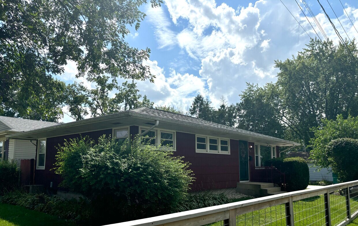 Foto principal - 3329 Webb Ave