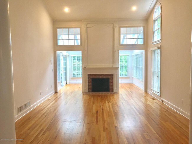 Foto del edificio - 240 Whispering Woods Ct